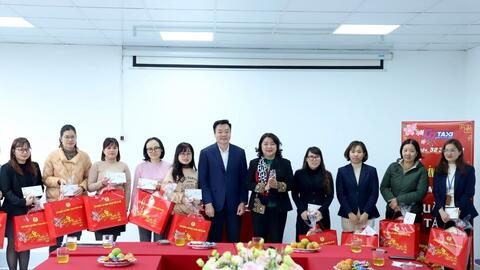 Ấm lòng người lao động đón Tết