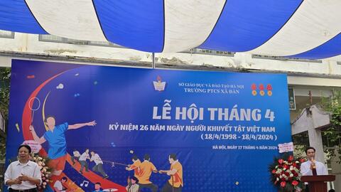 Học sinh khuyết tật giới thiệu sách về Hà Nội