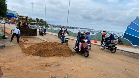 Bình Thuận: Mưa lớn bùn, cát tràn xuống đường