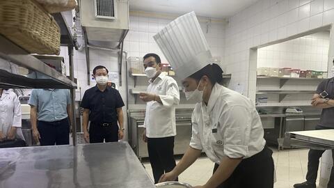 Kiểm tra chất lượng bánh Trung thu tại khách sạn Sheraton Hanoi