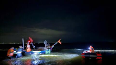 Hai cha con sống sót kỳ diệu sau 13 giờ lênh đênh trên biển