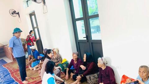 Hàng chục nghìn người dân ở Hà Nội bị cô lập do nước sông Cầu dâng cao