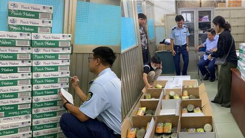 Quản lý thị trường TP. Hồ Chí Minh: Chuyển điều tra 9 vụ về hàng giả là thực phẩm