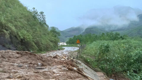 Mưa lũ Quảng Ngãi: Cấm qua cầu Trà Khúc 1, sạt lở đất cô lập nhiều xã