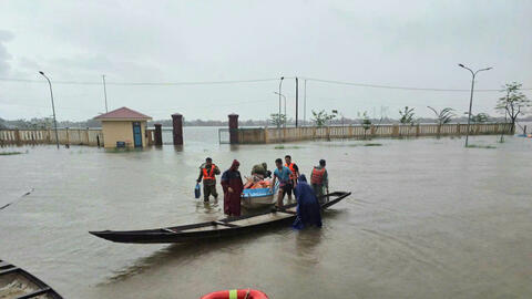 Thành phố Huế: Thuyền cứu trợ bị lật trong nước lũ