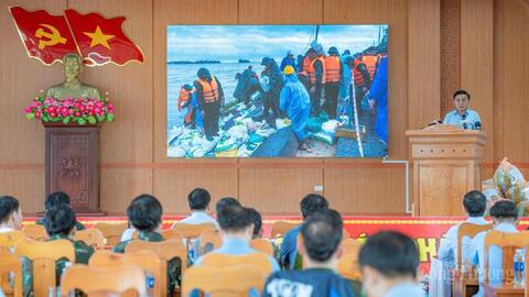 Thường trực Ban Bí thư thăm hỏi, động viên người dân vùng lũ Đà Nẵng