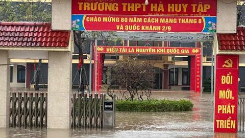 Hà Tĩnh mưa lớn liên tục, nhiều nơi ngập sâu, giao thông chia cắt