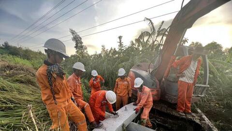 ‘Chiến sĩ’ ngành điện sau trận cuồng phong