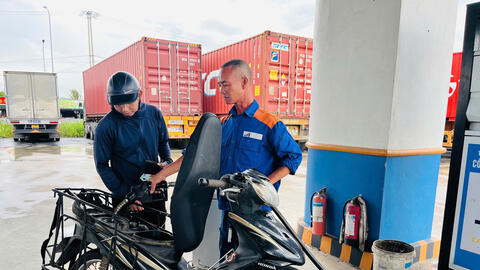 Giá xăng dầu hôm nay 09/12/2025: Đảo chiều giảm gần 2%