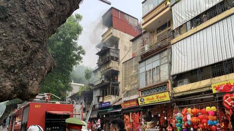 Xảy ra cháy lớn tại cửa hàng kinh doanh ở phố Hàng Mã