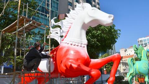 Lộ diện linh vật ngựa khổng lồ đường hoa Nguyễn Huệ tết Bính Ngọ 2026