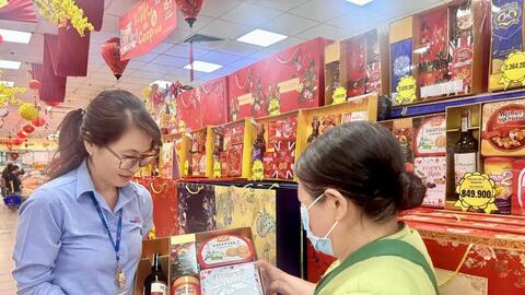 TP. Hồ Chí Minh: Giỏ quà Tết đắt khách, hàng Việt chiếm ưu thế