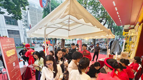 Trải nghiệm 'xé túi mù' gây sốt thị trường vàng ngày vía Thần Tài