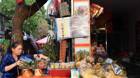 Người dân Thủ đô tất bật sắm lễ trong ngày rằm tháng Giêng