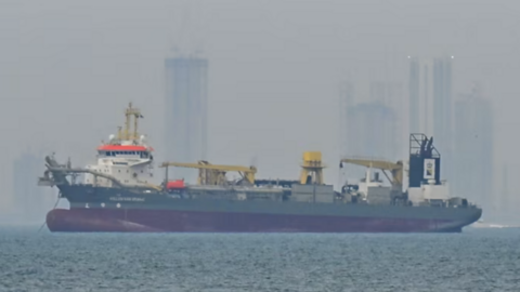 Phí bảo hiểm qua eo biển Hormuz tăng 12 lần