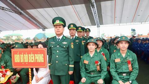 Gần 1.700 tân binh Hà Tĩnh lên đường tòng quân