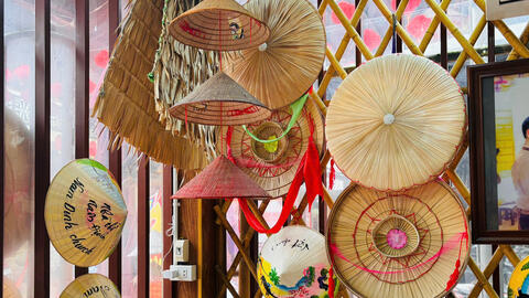 Gìn giữ nét xưa qua vành nón làng Chuông