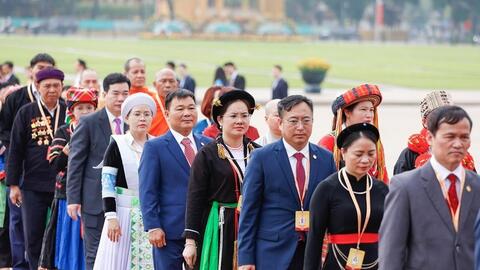 Đoàn đại biểu tham dự Đại hội Mặt trận Tổ quốc Việt Nam vào Lăng viếng Chủ tịch Hồ Chí Minh