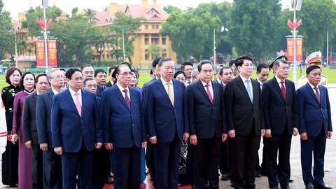 Lãnh đạo Đảng, Nhà nước vào Lăng viếng Bác nhân dịp kỷ niệm 136 năm ngày sinh của Người