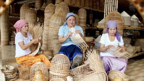 Nữ giám đốc hồi sinh làng nghề tre, tạo sinh kế cho phụ nữ Khmer