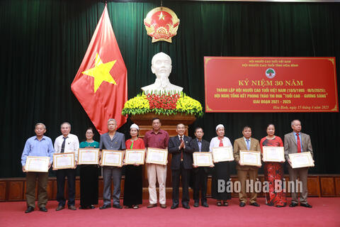 Người cao tuổi nêu gương sáng xây dựng quê hương