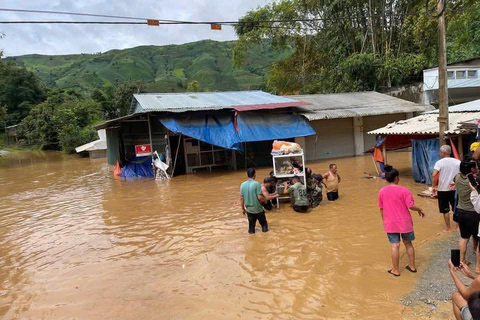 Sơn La: Nhiều bản ngập sâu do lũ quét, hàng trăm hộ dân phải di dời khẩn cấp
