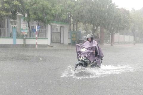 Mưa lớn ở nhiều nơi, nguy cơ lũ quét tại 13 tỉnh