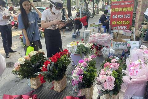 'Hoa nhà giàu' tăng giá gấp đôi vẫn hút khách dịp 20/10