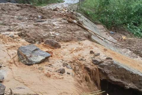 Mưa lũ Quảng Ngãi: Cấm qua cầu Trà Khúc 1, sạt lở đất cô lập nhiều xã