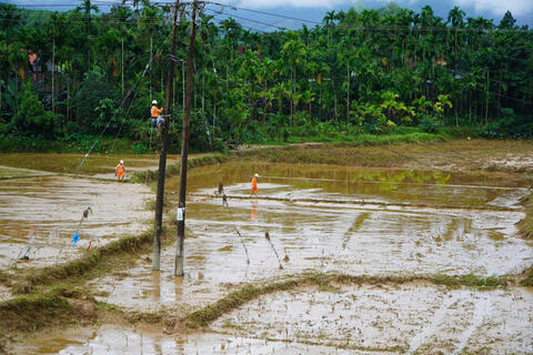 Miền Trung: Thêm gần 170.000 hộ dân được cấp điện trở lại sau mưa lũ