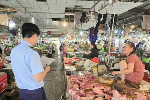 Thành phố Huế đảm bảo thị trường hàng hoá trong mưa lũ