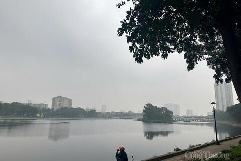 Chùm ảnh: Nhiều tuyến phố Hà Nội chìm trong ô nhiễm không khí