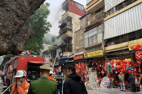Xảy ra cháy lớn tại cửa hàng kinh doanh ở phố Hàng Mã