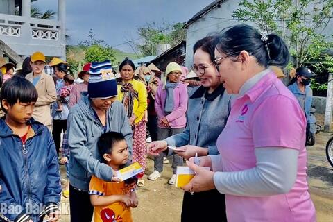 Trao 600 phiếu mua hàng miễn phí cho người dân bị thiệt hại do thiên tai