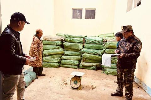 Hải quan liên tiếp xử lý các vụ vận chuyển thực phẩm bẩn, thuốc lá lậu