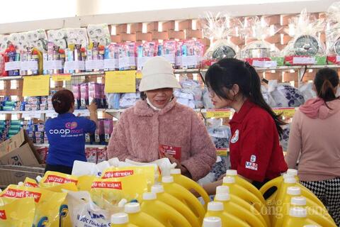 Đà Nẵng: Ấm áp Chợ Tết 0 đồng cho người yếu thế