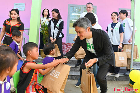 Đồng bào Giẻ Triêng rưng rưng hạnh phúc khi các con có trường học mới