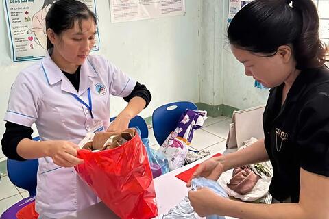 Tủ đồ sơ sinh 0 đồng: Điểm tựa ấm lòng giữa vùng cao Tu Mơ Rông