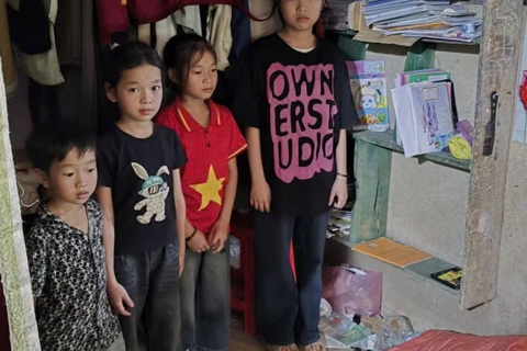 Những bữa cơm độn rau rừng của 5 đứa trẻ mồ cô mẹ, cha đổ bệnh ốm đau