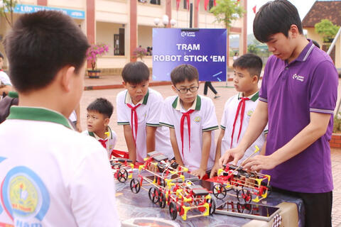 Sân chơi công nghệ cho học sinh nông thôn qua Ngày hội AI & Robotics