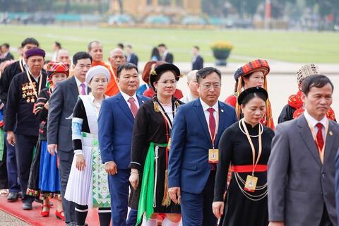 Đoàn đại biểu tham dự Đại hội Mặt trận Tổ quốc Việt Nam vào Lăng viếng Chủ tịch Hồ Chí Minh