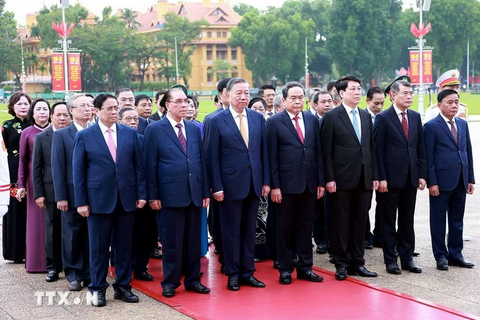 Lãnh đạo Đảng, Nhà nước vào Lăng viếng Bác nhân dịp kỷ niệm 136 năm ngày sinh của Người
