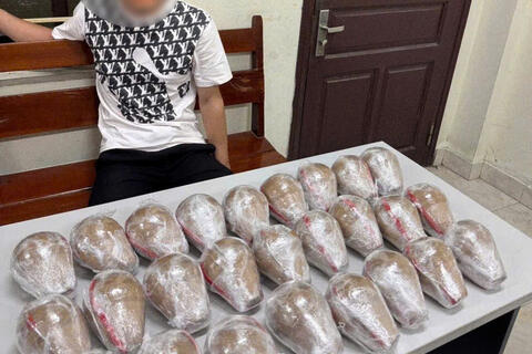 Bắt quả tang 2 đối tượng vận chuyển gần 10 kg pháo nổ đi bán