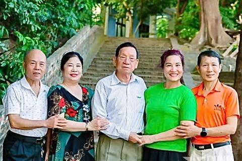 Hơn 40 năm tận tụy nuôi khỉ trên đảo Rều