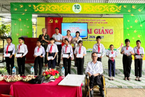 Ấm áp những suất học bổng 'Xây dựng tương lai' tặng HS miền núi An Giang