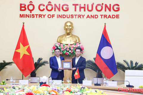 Quyền Bộ trưởng Lê Mạnh Hùng làm việc với Bộ trưởng Bộ Công Thương Lào