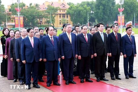 Lãnh đạo Đảng, Nhà nước vào Lăng viếng Bác nhân dịp kỷ niệm 136 năm ngày sinh của Người