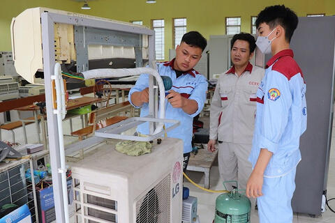 ‘Cởi trói’ tiêu chuẩn người dạy nghề