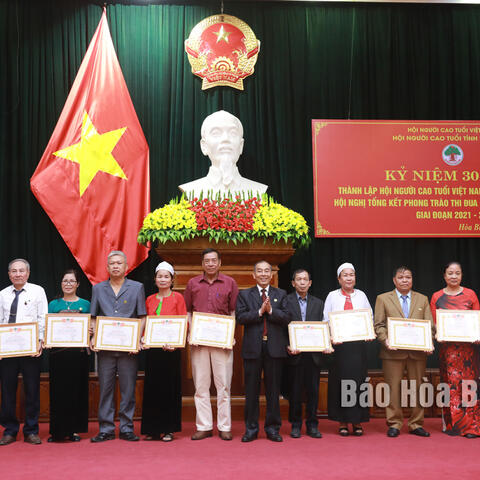 Người cao tuổi nêu gương sáng xây dựng quê hương