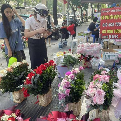 'Hoa nhà giàu' tăng giá gấp đôi vẫn hút khách dịp 20/10